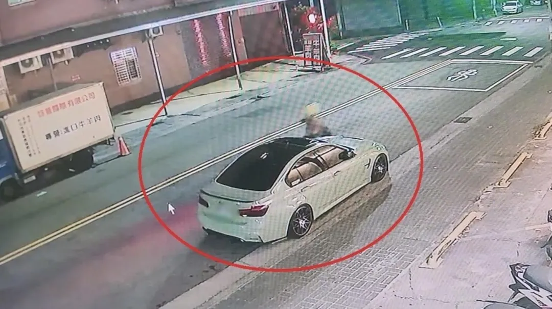 一名女騎士疲憊返家途中睡著，機車擦撞路邊停車並自摔。（圖／中天新聞）