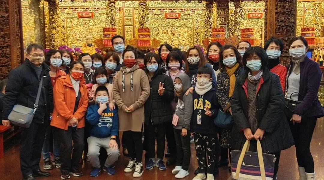 宗旭娟(戴紅口罩者)成為「三公主」代言人後,開始為信眾指點迷津,並迅速在信眾之間打開知名度。(圖/社團法人新北市佛教菩提心願功德會)