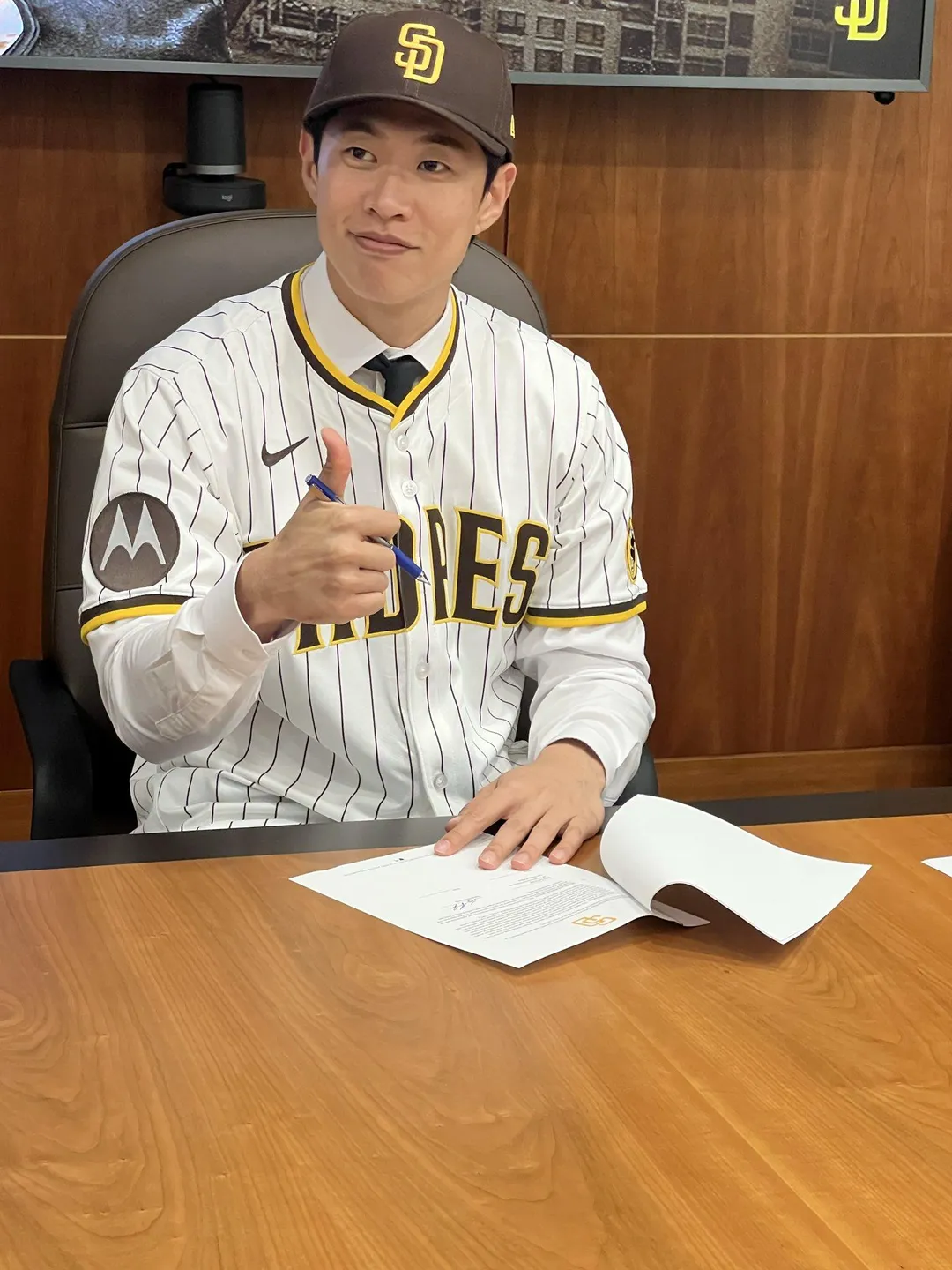 宋成文開心簽約。（圖／翻攝自社群平台X）