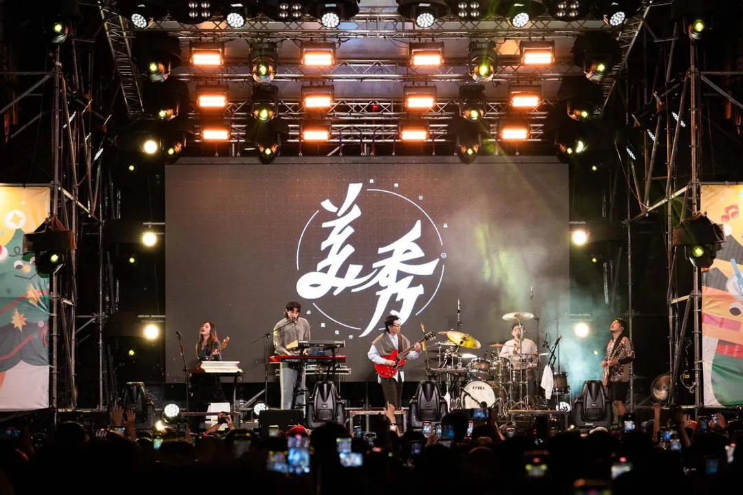 第三度參與高雄聖誕生活節的美秀集團，舞台前擠滿等候多時的歌迷，氣氛熱烈。以〈電火王〉、〈愛情的大壞蛋〉為高雄聖誕生活節第三日畫下熱鬧而溫馨的句點。（圖／高雄市政府）