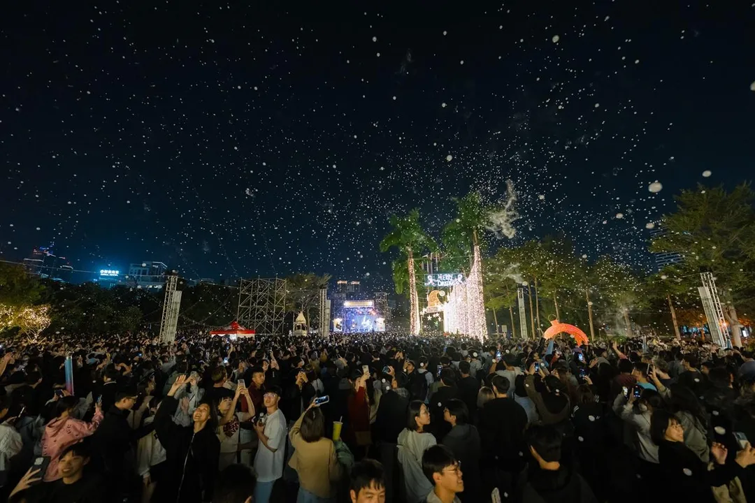 第三度參與高雄聖誕生活節的美秀集團，舞台前擠滿等候多時的歌迷，氣氛熱烈。以〈電火王〉、〈愛情的大壞蛋〉為高雄聖誕生活節第三日畫下熱鬧而溫馨的句點。（圖／高雄市政府）