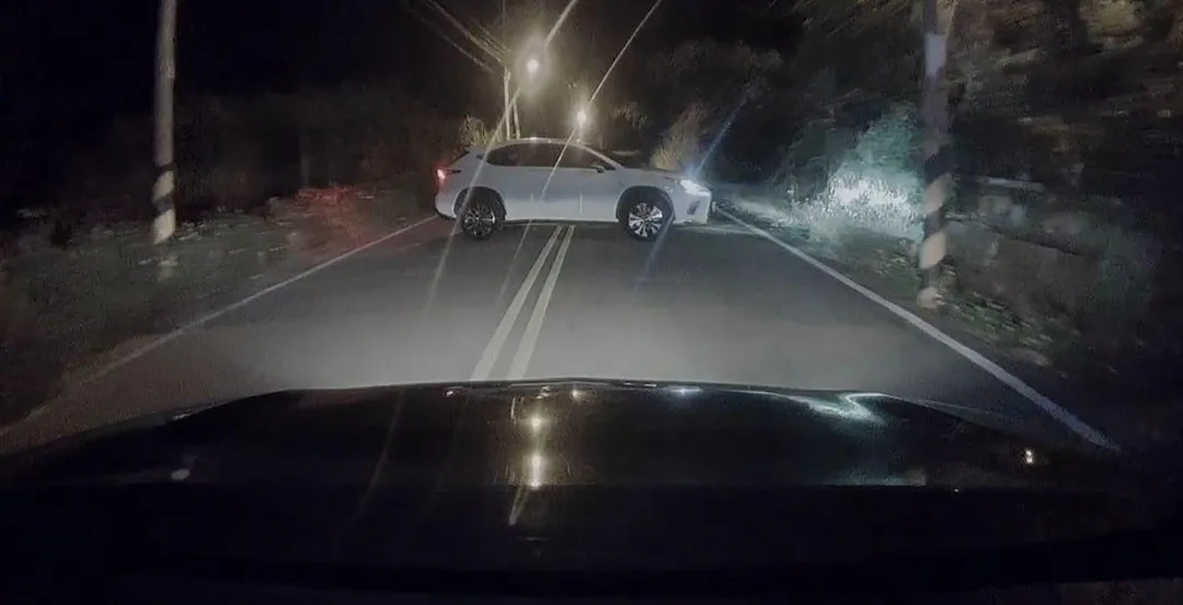 狡猾山老鼠派「前導車」阻擋警車追緝。(圖/翻攝畫面)