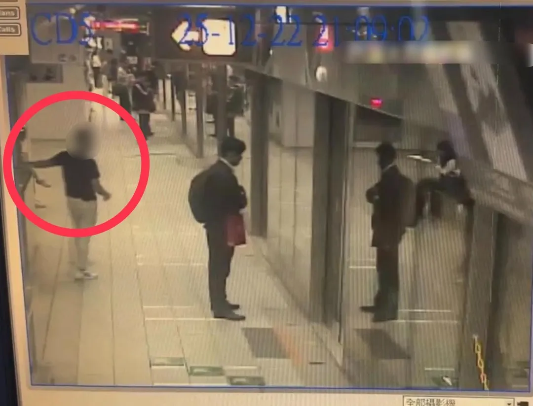 李男亂按月台上的警鈴。(圖/中天新聞)
