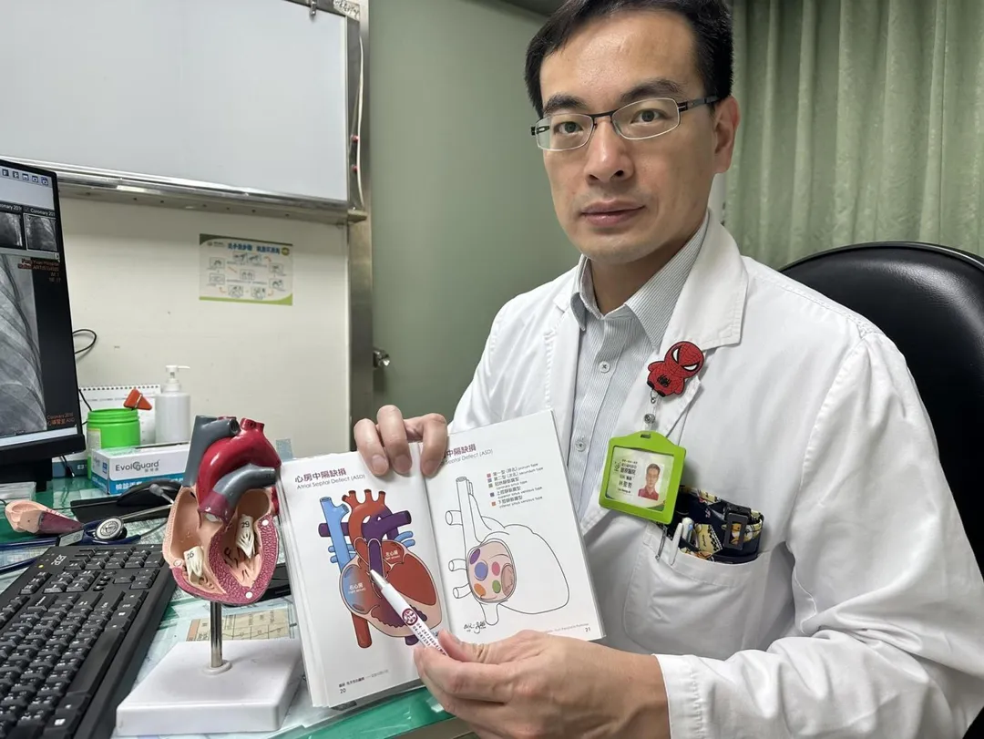 小兒心臟科林聖哲醫師表示,現今治療多以心導管介入治療為主,全程約1-2小時即可完成,無需開胸手術。(圖/豐原醫院)