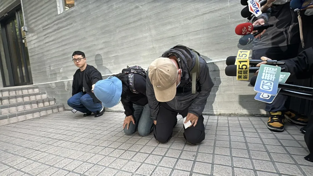 張文父母下跪道歉。(圖/塗豐駿攝)