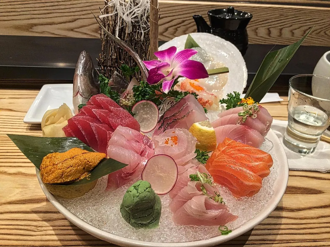 生魚片若在處理或保存過程不當,容易沾染病原菌。李斯特菌對消費者健康構成風險,尤其對免疫力較低族群威脅更大。(示意圖/Pixabay)