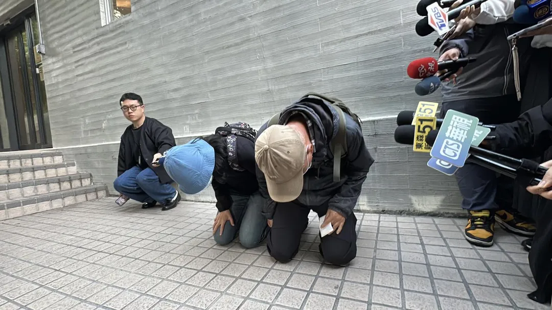 張文在台北車站和中山商圈犯下隨機攻擊事件後,其父母在公開場合下跪致歉。(圖/塗豐駿攝)