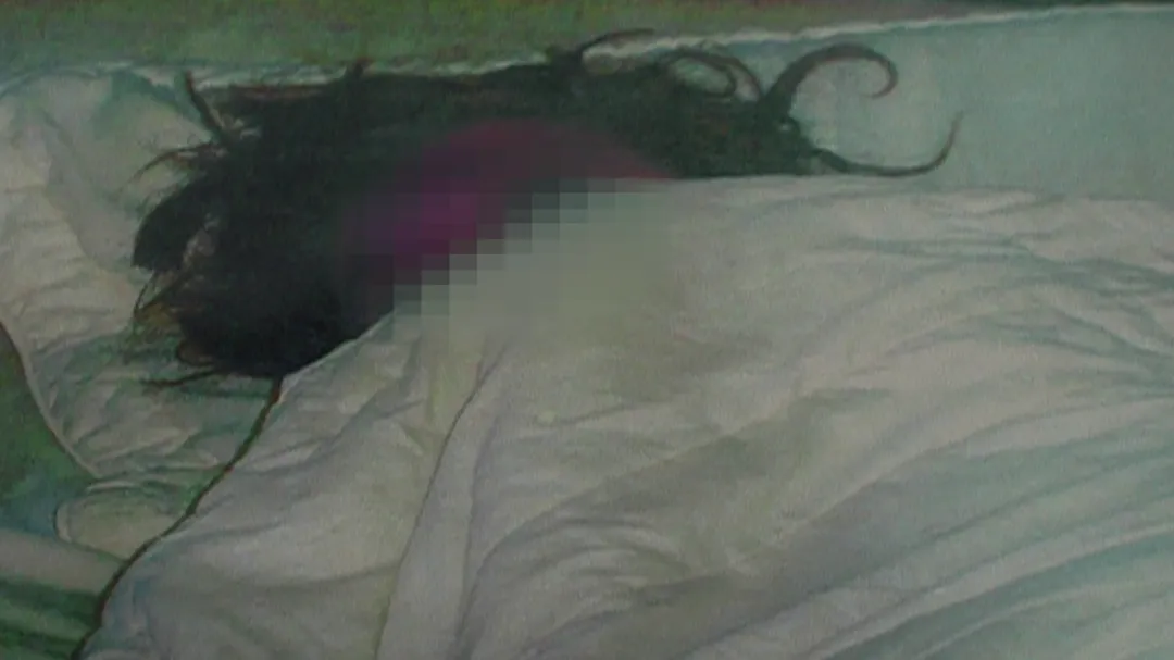 詹淑美被發現陳屍於台中新社住處臥房內，遺體仰躺床上並以棉被覆蓋口鼻。（圖／中天新聞）
