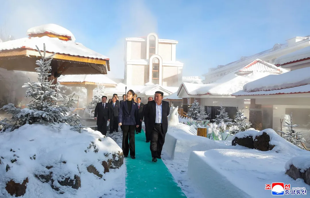 12月20日，金正恩與女兒視察三池淵一家竣工的飯店。（圖／美聯社）