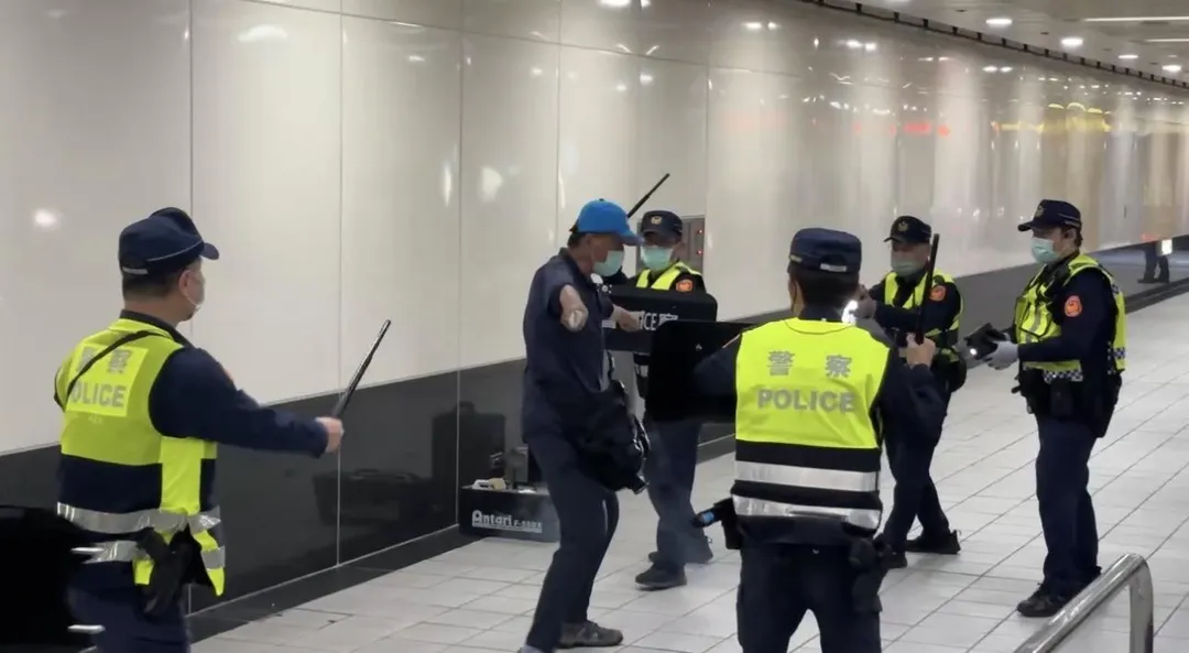 警方模擬捷運站內有人丢擲煙霧彈持刀情境。（圖／翻攝畫面）
