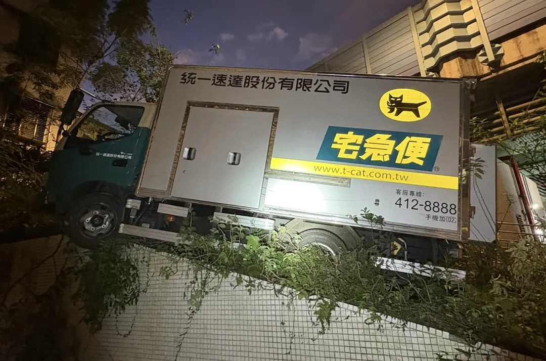 物流車衝向民宅卡在斜坡上。（圖／翻攝畫面）