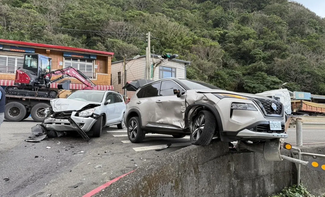 台二線貢寮段今發生一起對撞車禍。(圖/翻攝畫面)