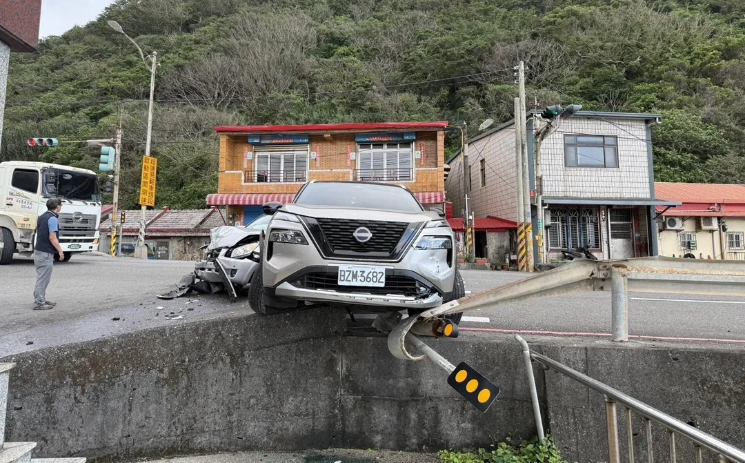 其中一輛自小客險些墜落邊坡。(圖/翻攝畫面)