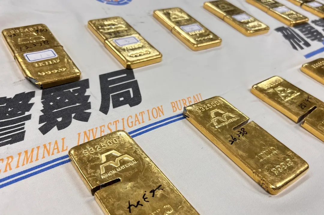 警方查扣金條。(圖/翻攝畫面)