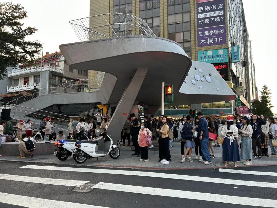 台北捷運中山站往象山方向月台一部列車於31日下午4時31分發出異常聲響，車廂底部震動劇烈，聲響形似鞭炮或爆裂物，引發月台上旅客一陣騷動，部分民眾聽聞有人高喊「快跑」後隨即奪門而出，現場一度陷入混亂。（示意資料照／翻攝畫面）
