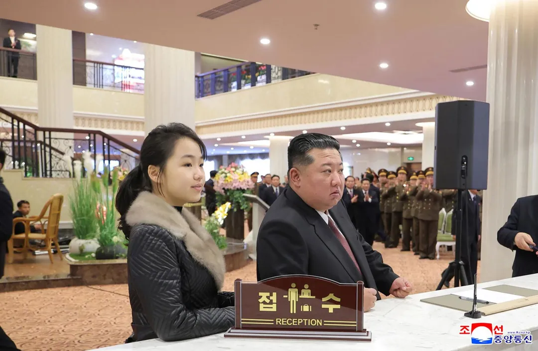 金正恩(右)帶女兒金主愛(左)視察新落成的飯店。(圖/美聯社)