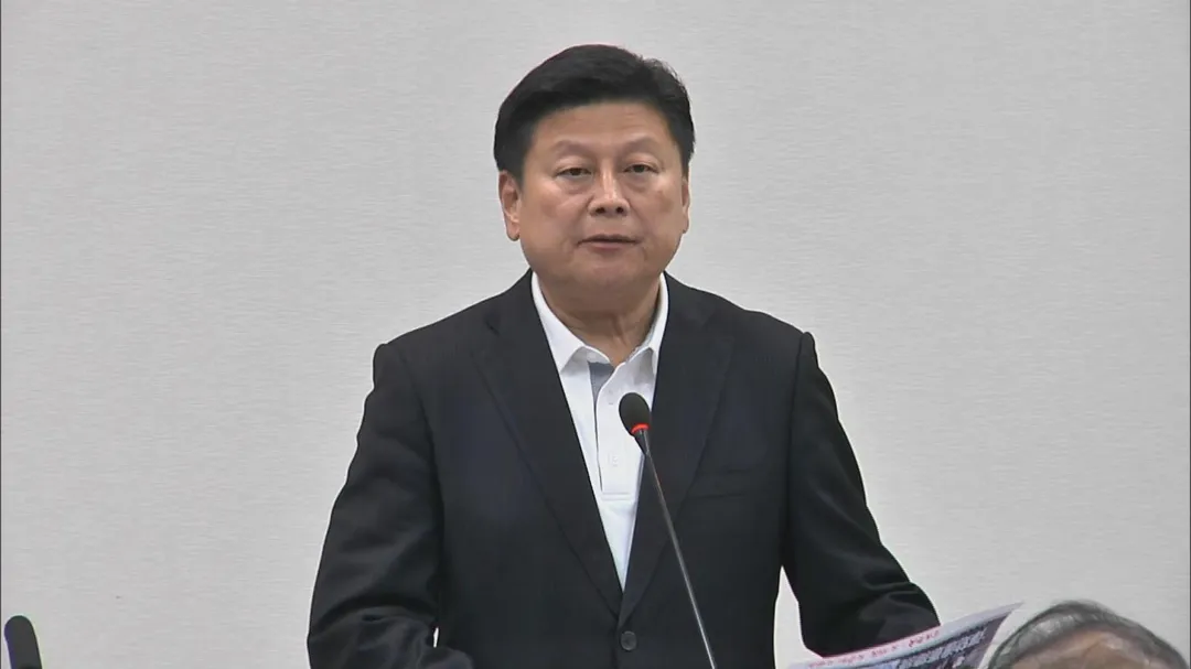 傅崐萁開玩笑地安慰柯文哲「走政治路，沒揹兩、三條不會大尾」。（圖／中天新聞）
