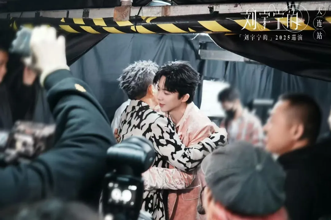 劉宇寧《劉宇寧的2025個人巡迴演唱會》一票難求，大連站邀請任賢齊（左）擔任嘉賓。（圖／翻攝自劉宇寧工作室）