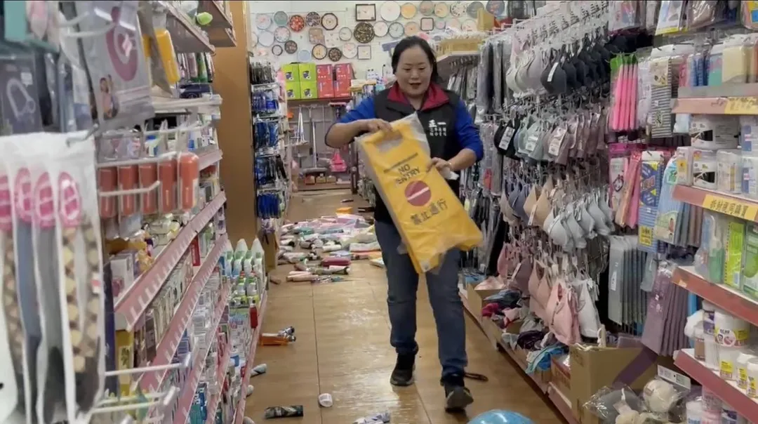 台東市區一間超商店員緊急收拾店內慘況。（圖／翻攝畫面）