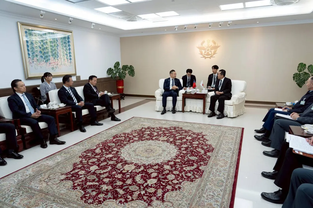 顧立雄接見日本前法務大臣鈴木馨祐。(圖/國防部)
