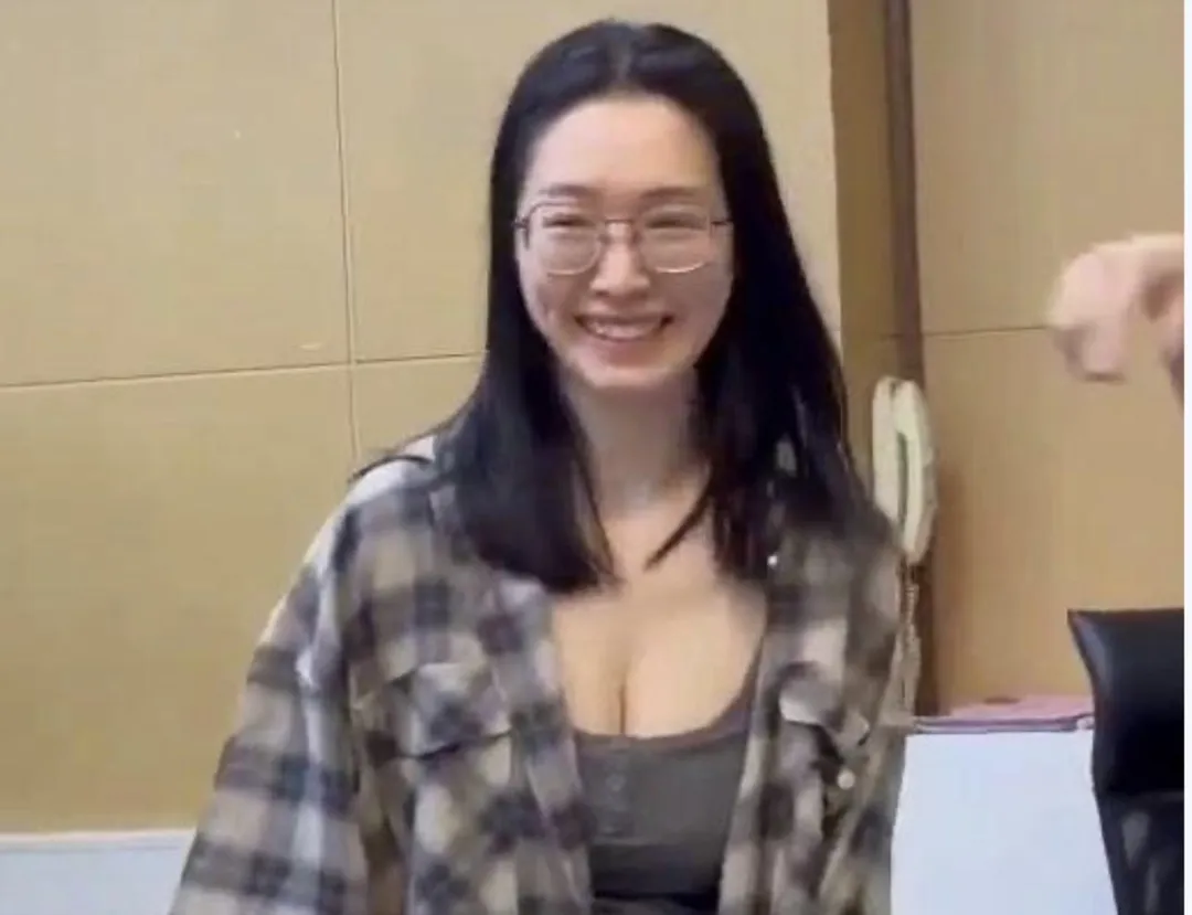劉純妤先前出庭的爆乳裝扮跟燦笑離開，引發外界議論。（圖／中天新聞）