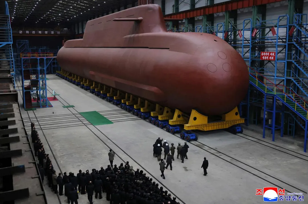 金正恩在北韓境內一處未公開地點，視察一艘正在建造中的核動力潛艦。（圖／美聯社）