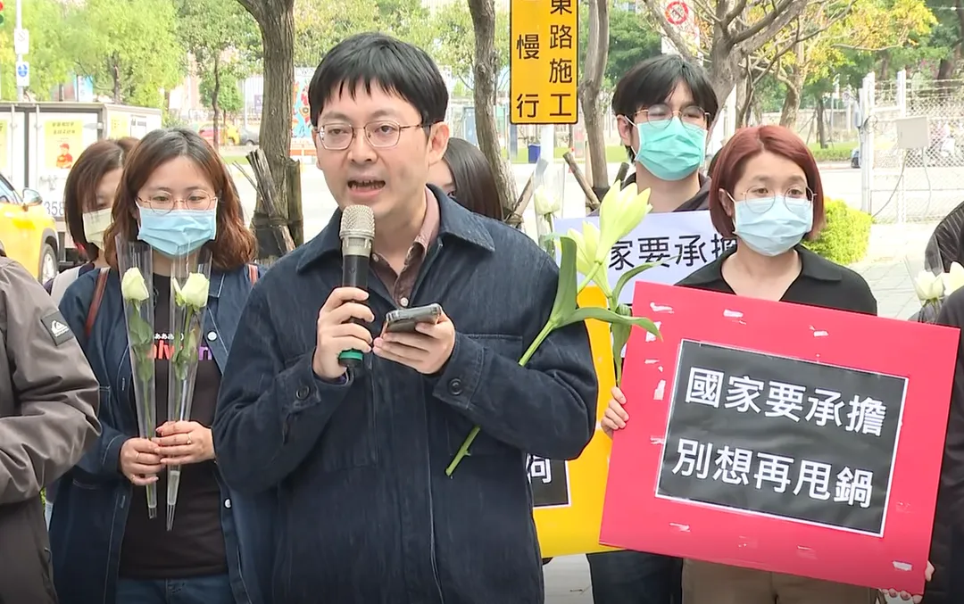 社工團體24日仍集結在衛福部前,批評政府只喊政治口號,未能補足弱勢安置資源。(圖/中天新聞)