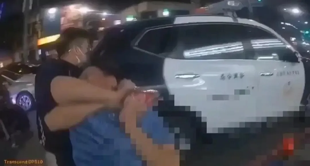 員警最後使用強制力，將郭男帶回派出所保護管束。（圖／警方提供）