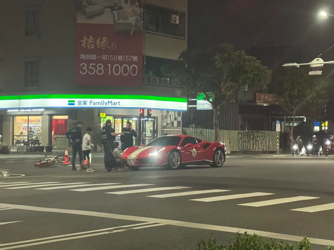 台南市北區昨(24)日晚間6點多發生一起車禍,一名11歲黃姓男學生騎乘YouBike,不慎與直行的法拉利488 Pista發生碰撞。(圖/翻攝自「台南大小事」)