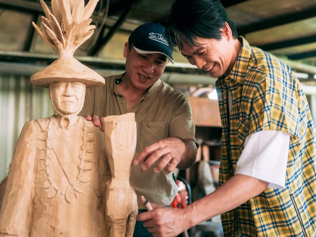 黃鐙輝(右)與木雕藝術家阿噹老師(左)學習木雕技術。(圖/富里鄉農會提供)