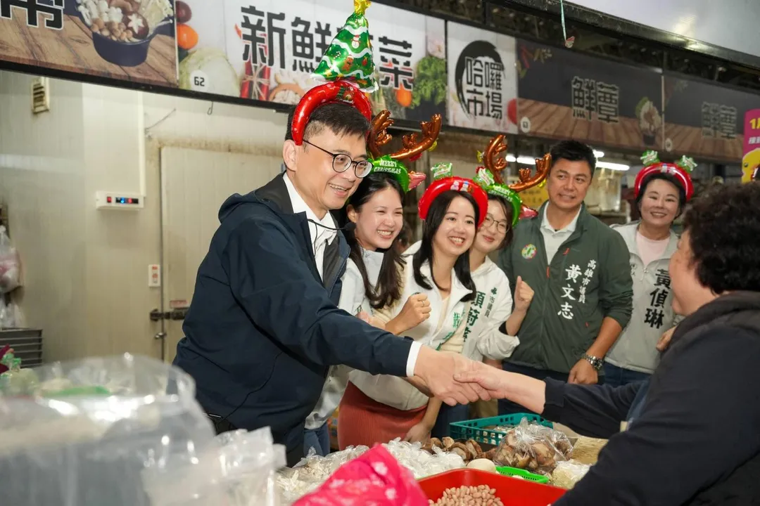 角逐民進黨高雄市長提名的立委賴瑞隆25日在雙北3位女議員陪同下到市場向鄉親拜票尋求支持。(圖/賴瑞隆臉書)