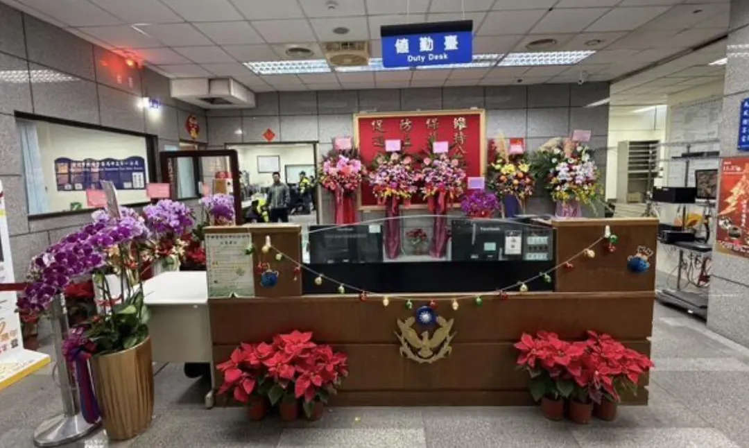 北市中正一分局平安夜湧入花籃與感謝卡片。(圖/翻攝畫面)