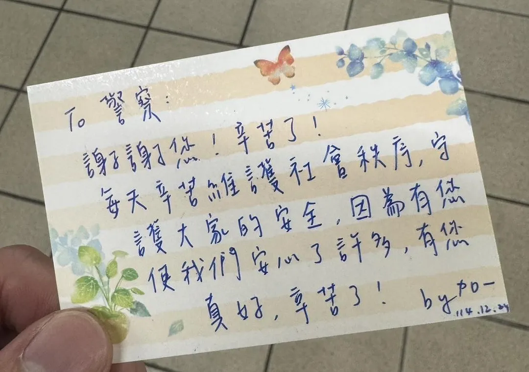 民眾平安夜手寫卡片感謝警察辛勞。(圖/翻攝畫面)