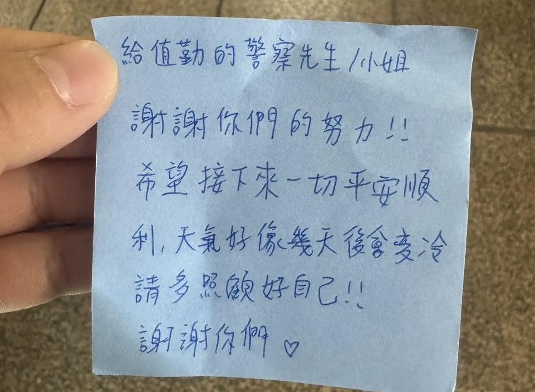 民眾提醒警察天冷讓人暖心。(圖/翻攝畫面)