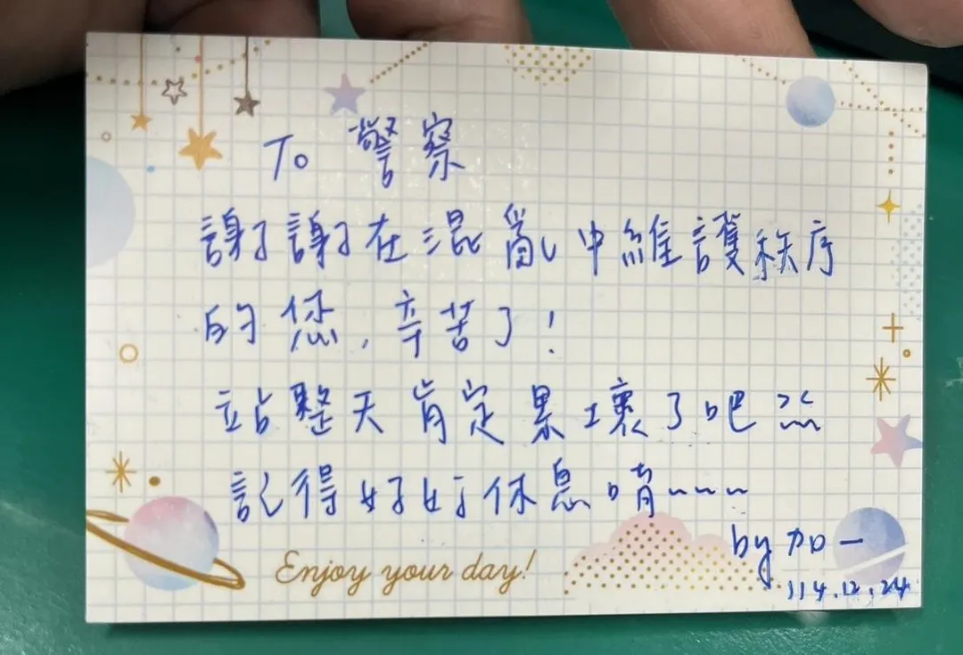 民眾手寫卡片提醒警察要好好休息。(圖/翻攝畫面)