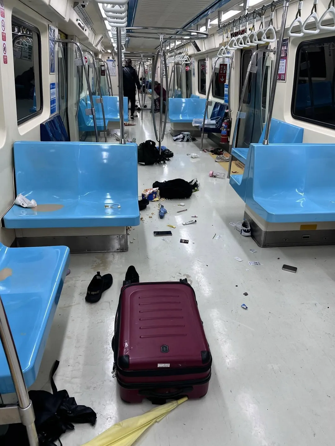 台北捷運新店線25日晚間，一男子在北門站情緒失控，用雨傘敲打車窗及牆壁，巨響嚇壞乘客，現場一度混亂。（圖／網友ying114_授權提供）