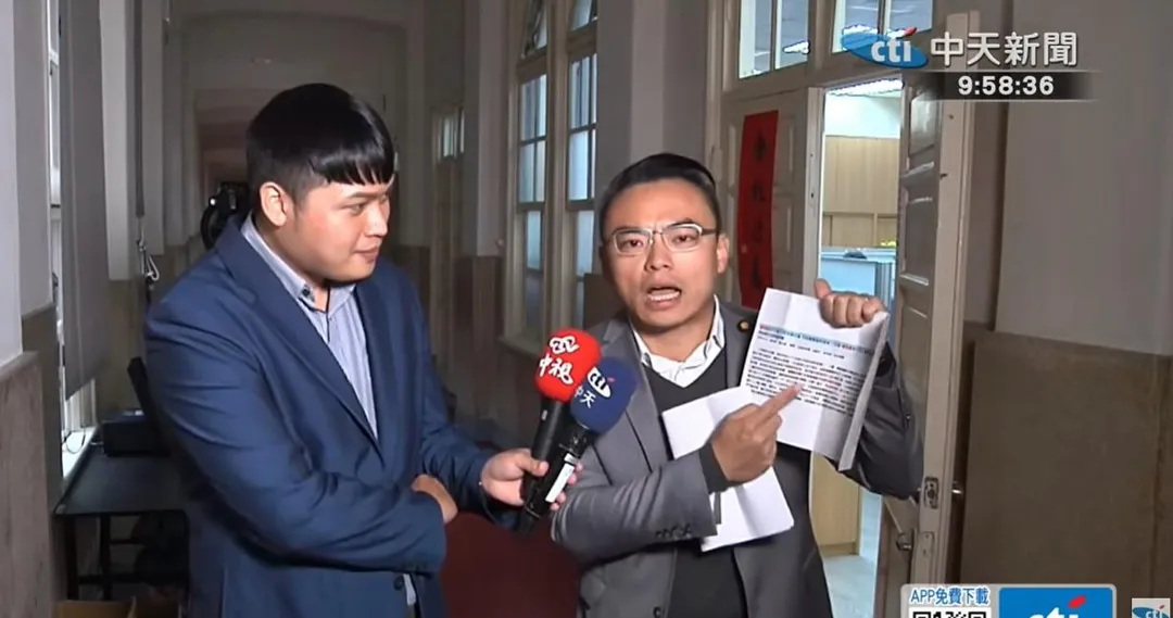 國民黨立委洪孟楷翻出民進黨也曾杯葛總預算,直到該年1月14日都還無法審查的情形。(中天新聞)