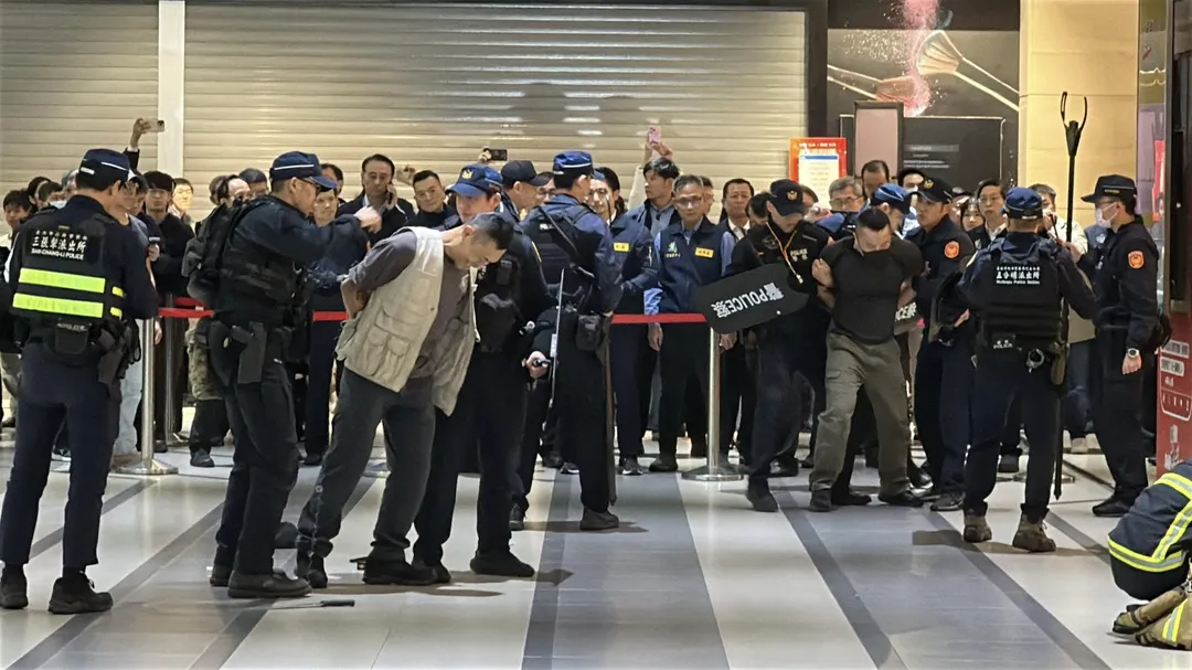 警方逮捕2名持刀嫌犯。（圖／塗豐駿攝）