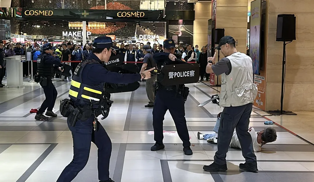 警方包圍持刀嫌犯。（圖／塗豐駿攝）