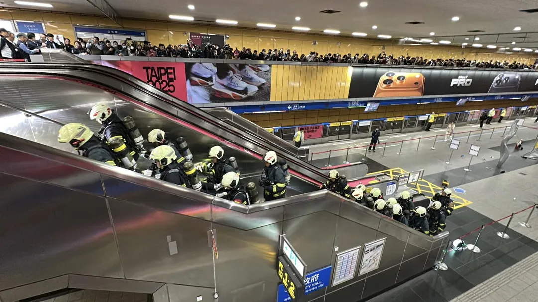消防人員模擬運送傷患。（圖／塗豐駿攝）