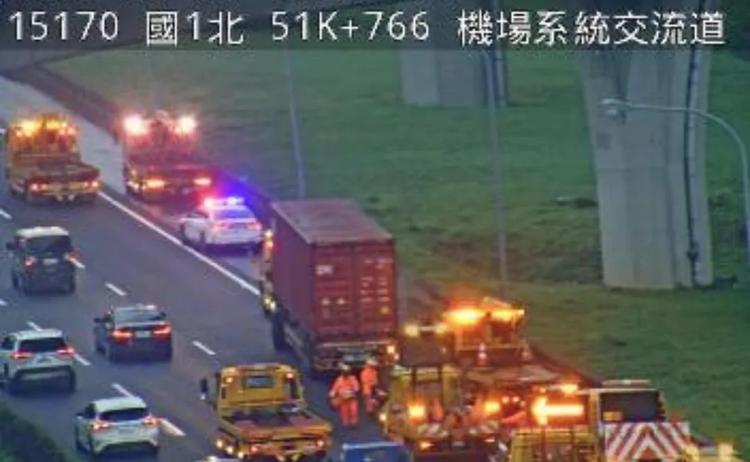 國道1號52k處發生追撞車禍。(圖/翻攝畫面)