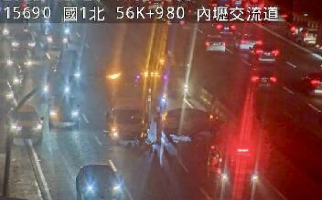 國道1號北向56.9公里處發生車禍造成嚴重壅塞。（圖／翻攝畫面）