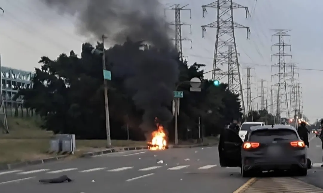 機車遭撞飛後瞬間爆炸起火。(圖/翻攝畫面)