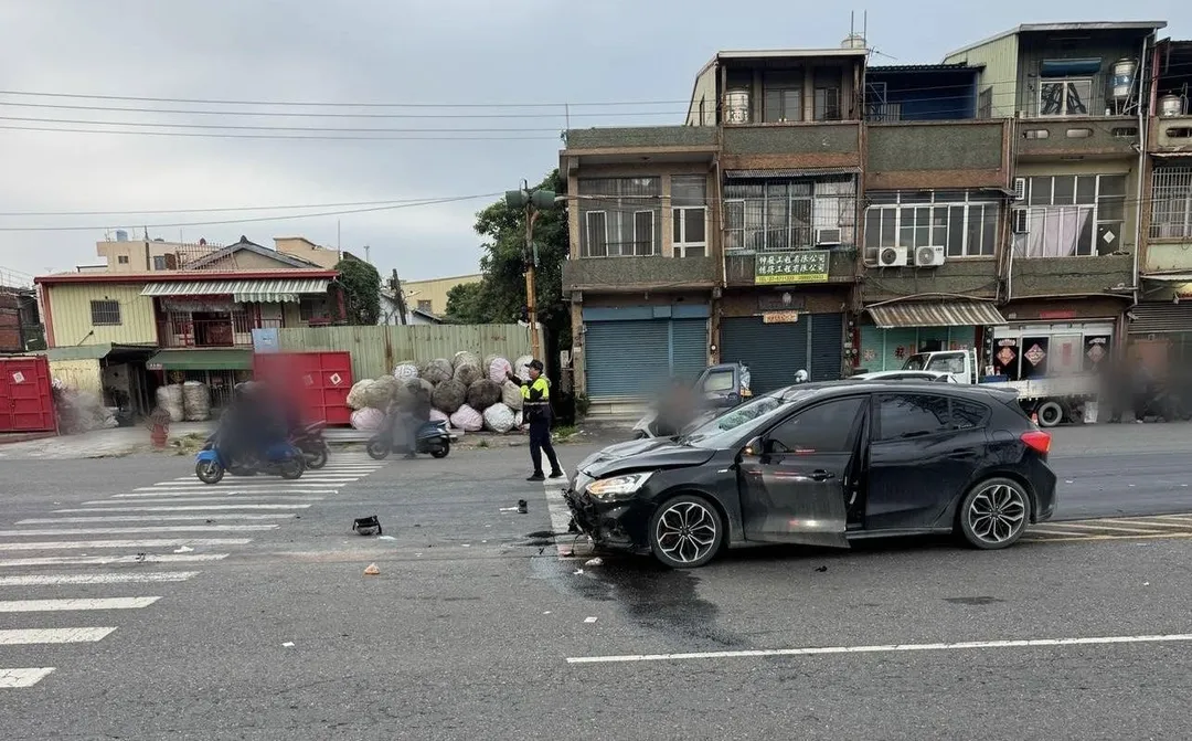 肇事黑色自小客車車頭毀損。(圖/翻攝畫面)