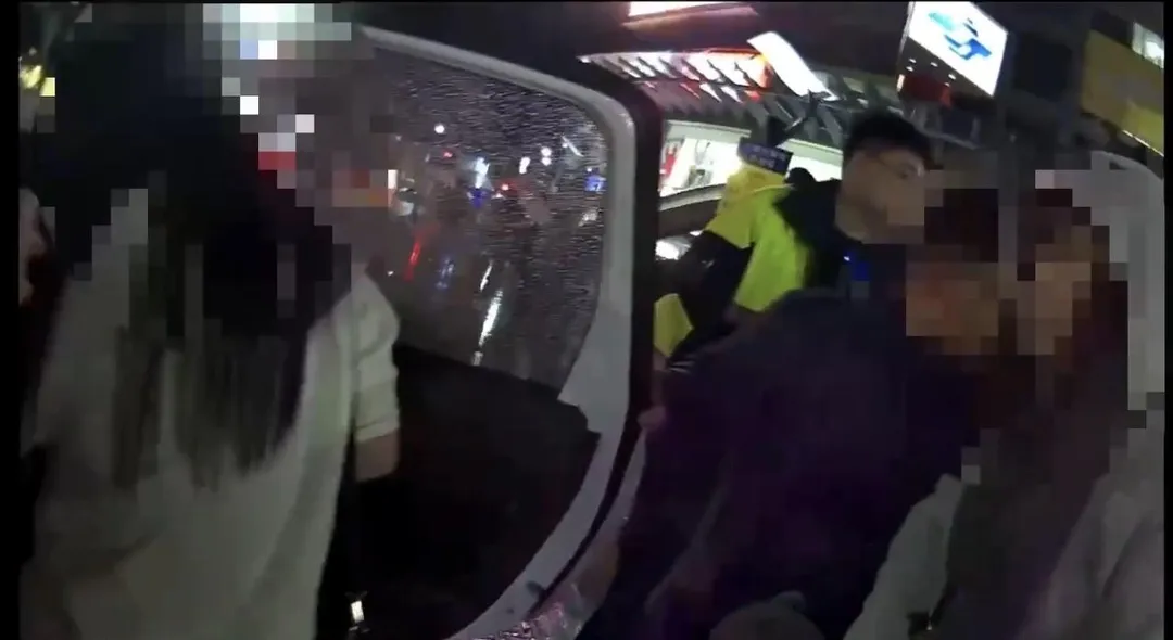 警方將動手一方3人帶回偵辦。(圖/翻攝畫面)