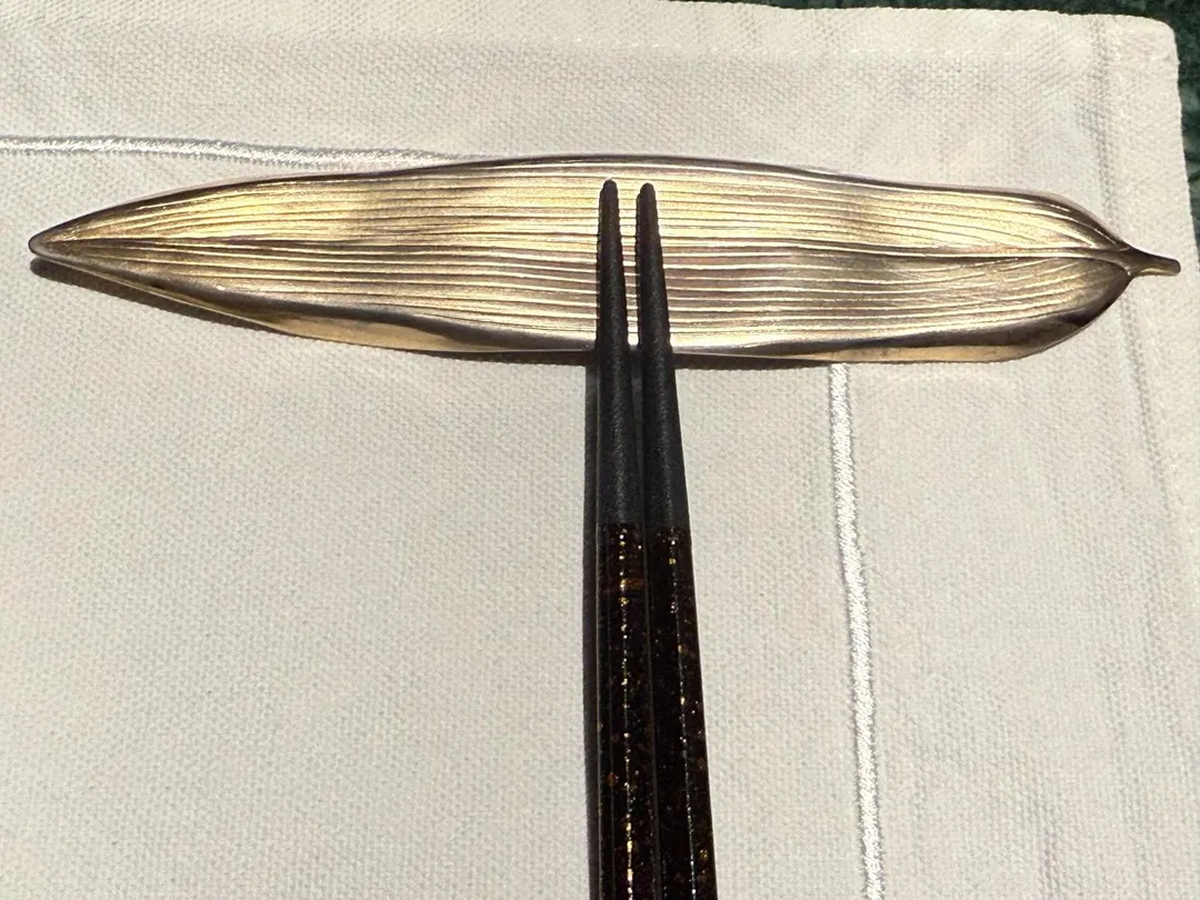 餐具架為黃銅製竹葉片造型。(圖/黃宏輝提供)