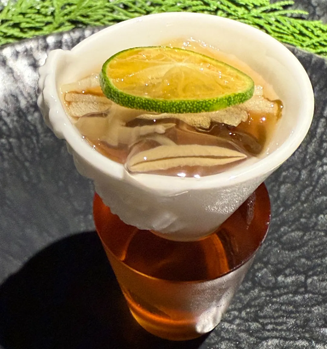 本不起眼的海蜇用瓷缽、琉璃座盛裝,別具新意。(圖/黃宏輝提供)