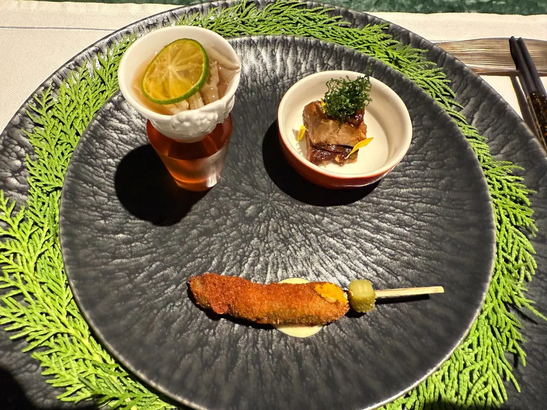 開胃菜端出「椒.釀肉／青蔥.香魚／海蜇」，明明是中華料理卻暗具異國風情。（圖／黃宏輝提供）