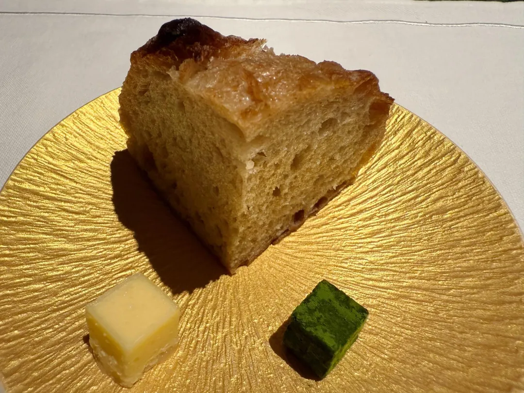 酸種饅頭先烤再蒸得出軟韌口感。(圖/黃宏輝提供)