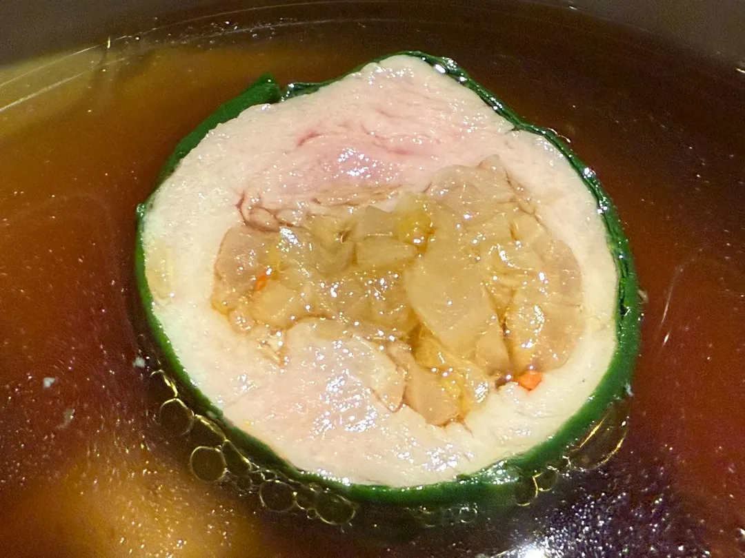 酸菜鴨肉菠菜捲使用宜蘭的「豪野鴨」。(圖/黃宏輝提供)